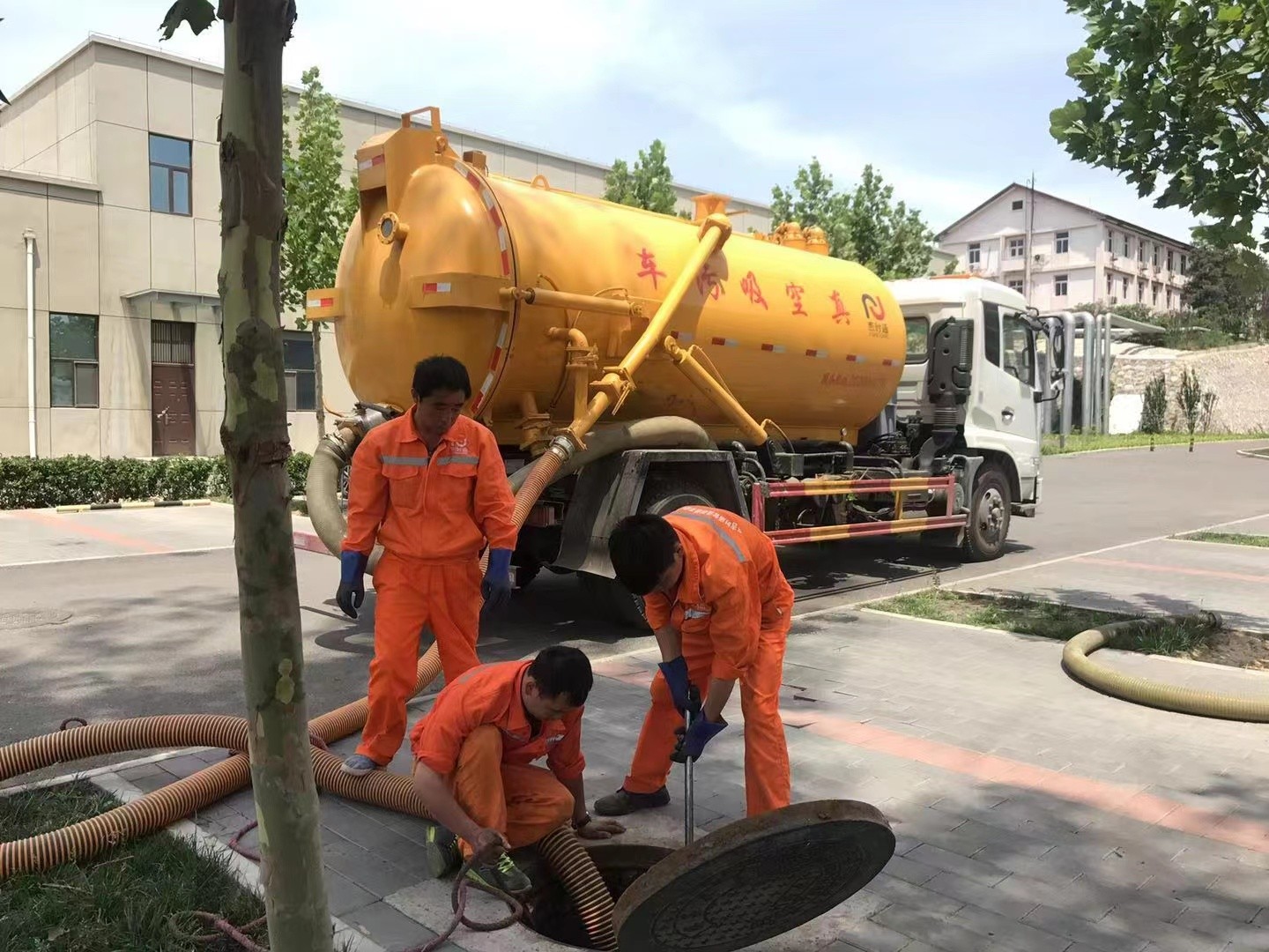 青秀管道疏通车停在窨井附近