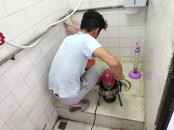 青秀管道堵塞冒臭气 专业师傅现场解决问题